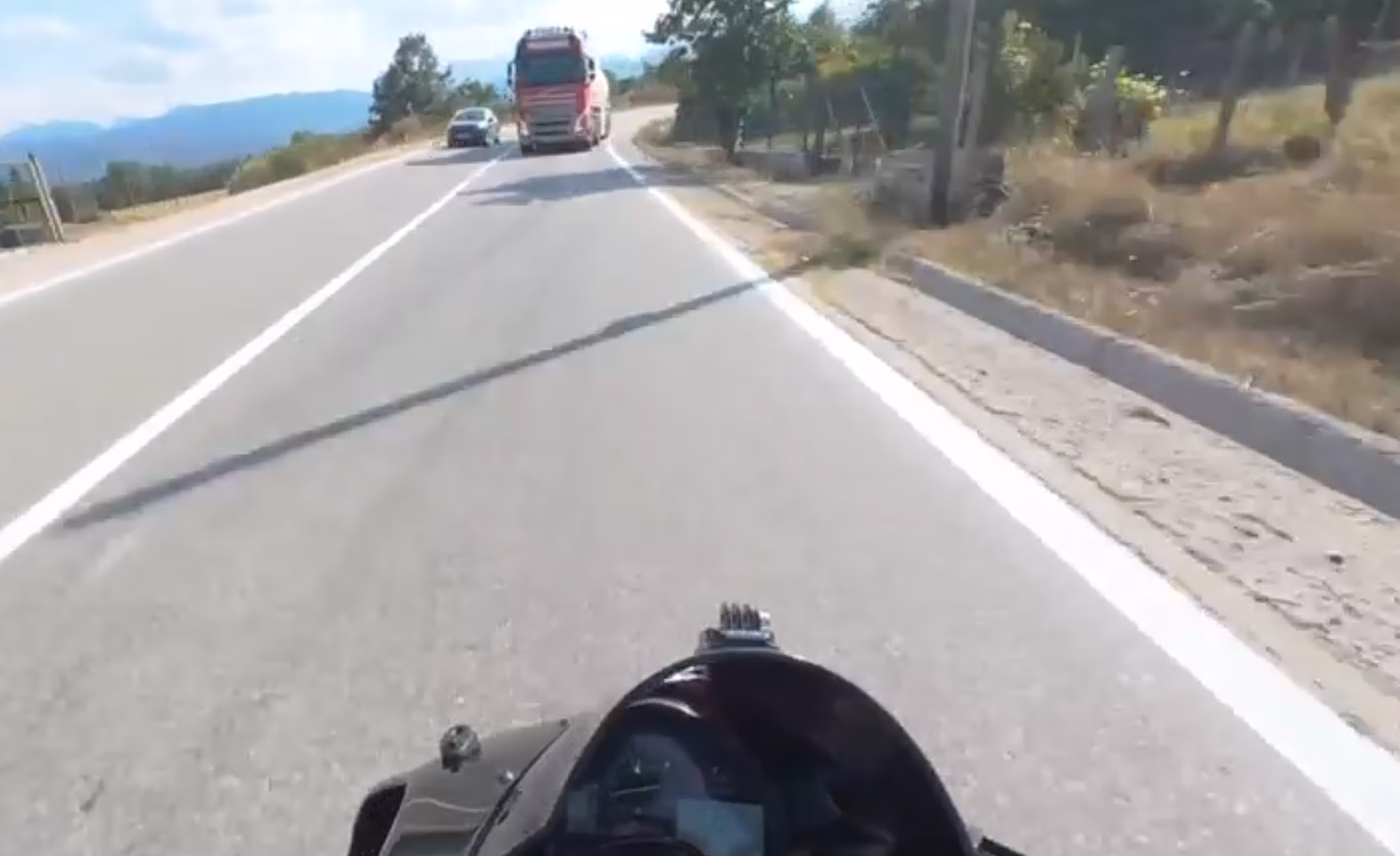 Incident Routier Majeur : Un Motard Échappe de Peu à une Collision Frontale avec un Camion Citerne