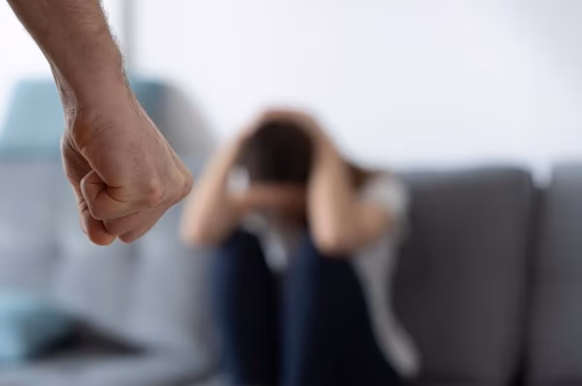 Incident de Violence Conjugale à Thessalonique: Un Homme Arrêté Après l'Agression de Sa Compagne