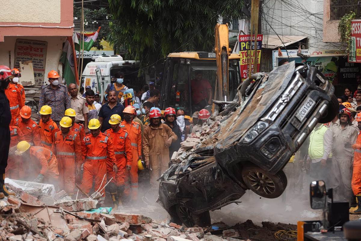 Inde : un bâtiment s'effondre à New Delhi, au moins un mort et onze rescapés