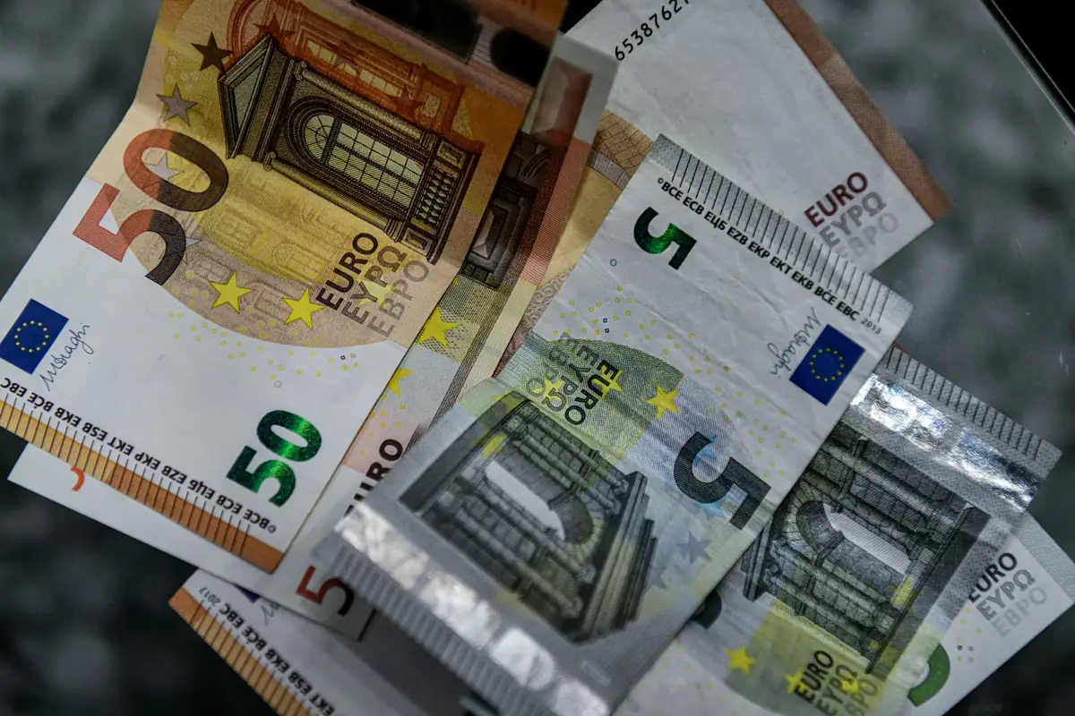Quels indépendants paieront moins d’impôt en 2027 en Grèce
