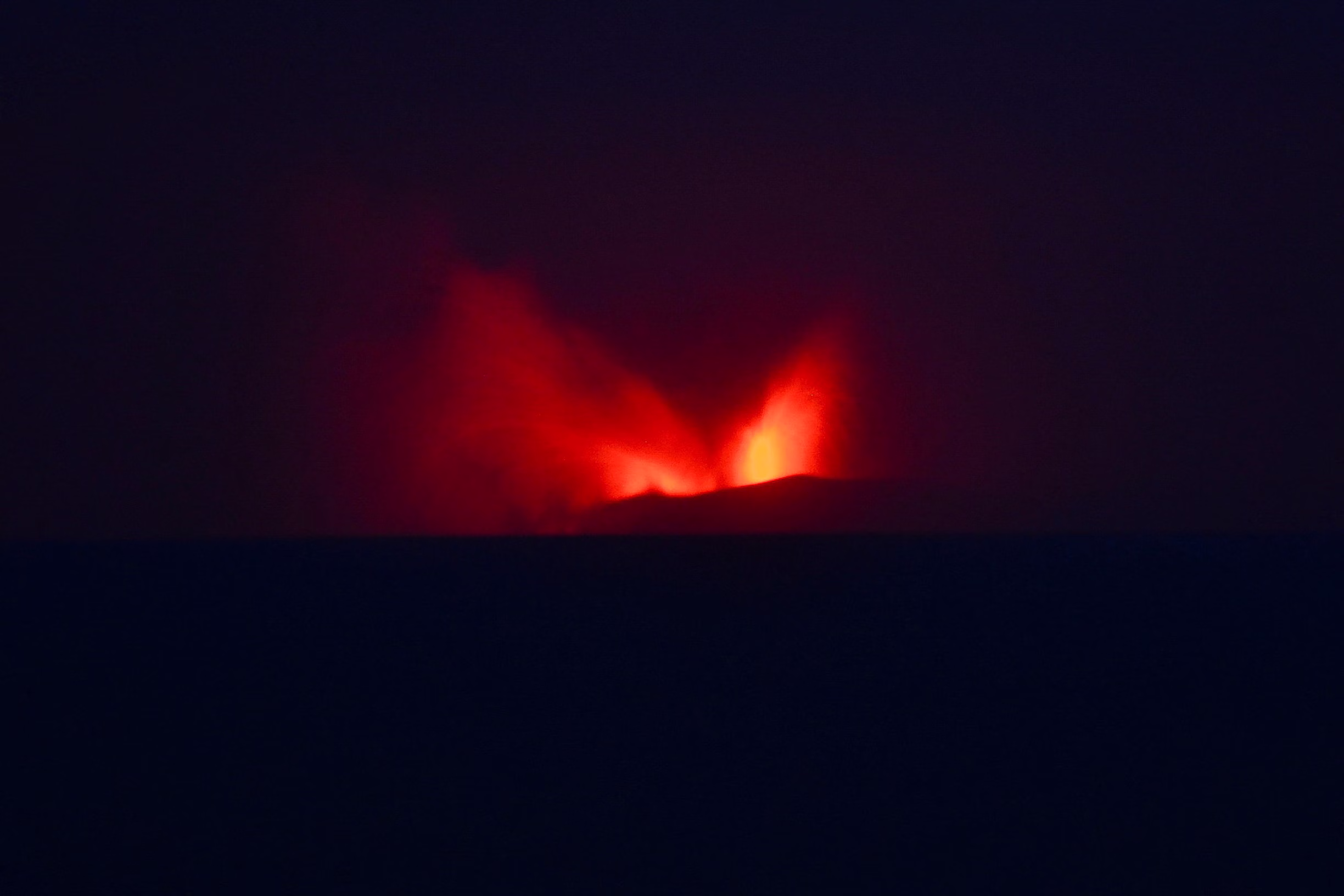 Indonésie : éruption du volcan Anak Krakatau, 150 000 passagers bloqués dans les aéroports