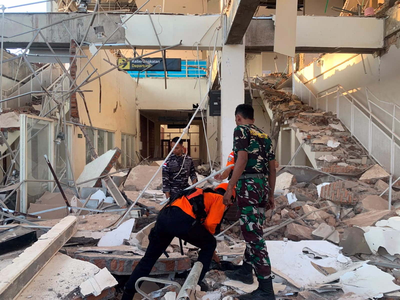 Indonésie : Un Séisme de Magnitude 7,7 Fait des Dizaines de Victimes et Provoque des Dégâts Conséquents