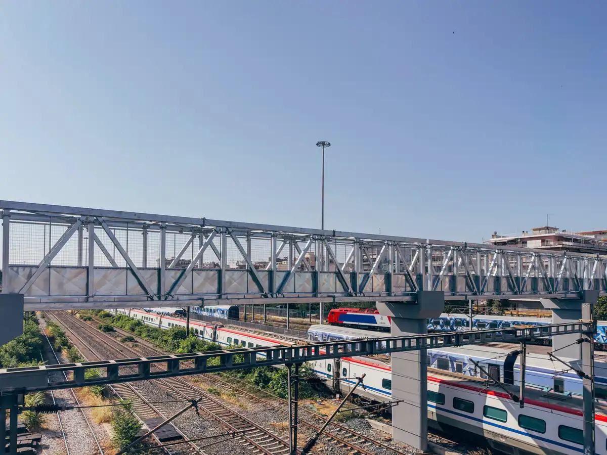 Installation des Sections du Nouveau Pont Piéton Métallique sur la Rue Kallithéa