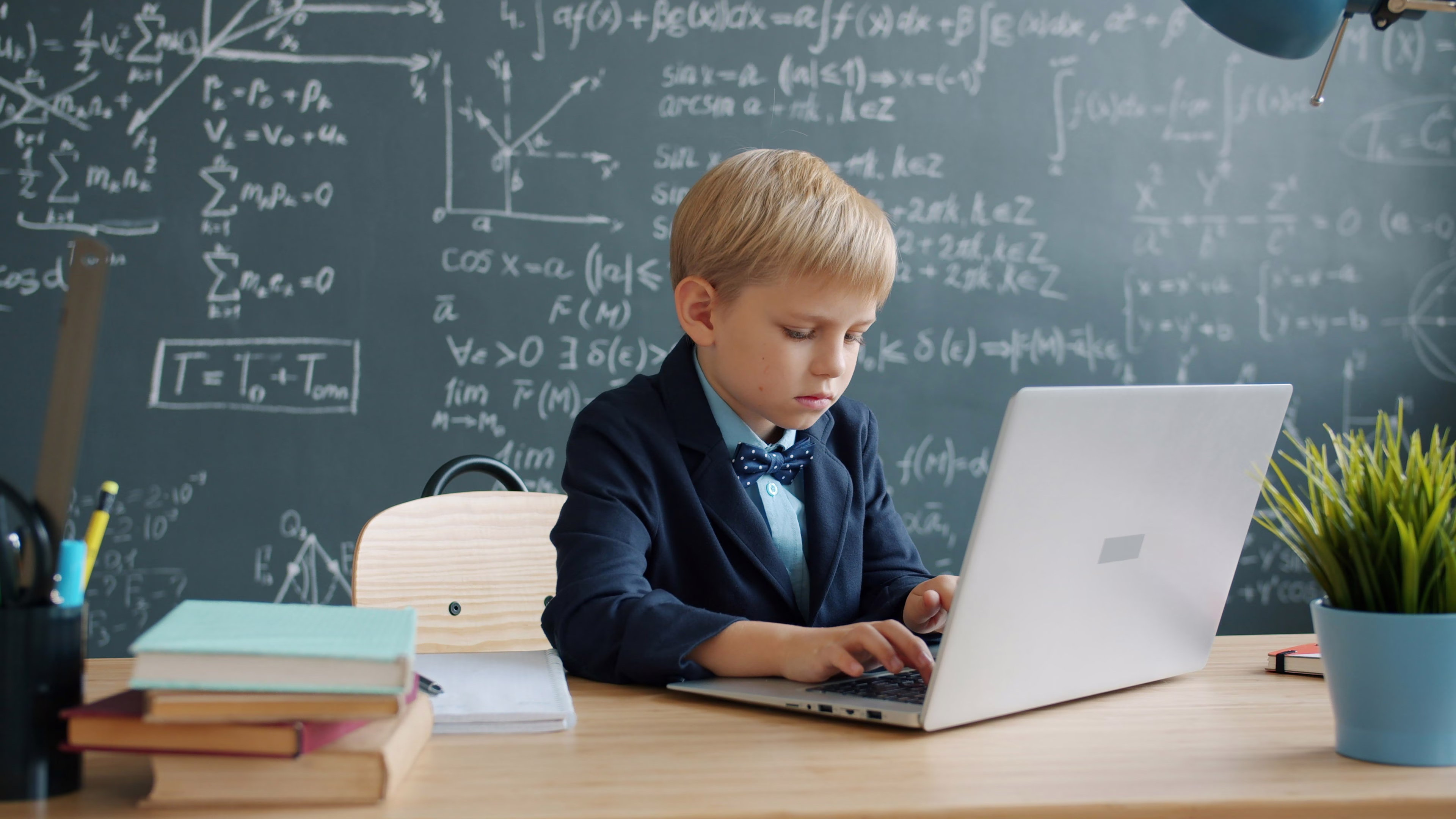 Intelligence artificielle dans les classes : les élèves écrivent mieux mais apprennent moins