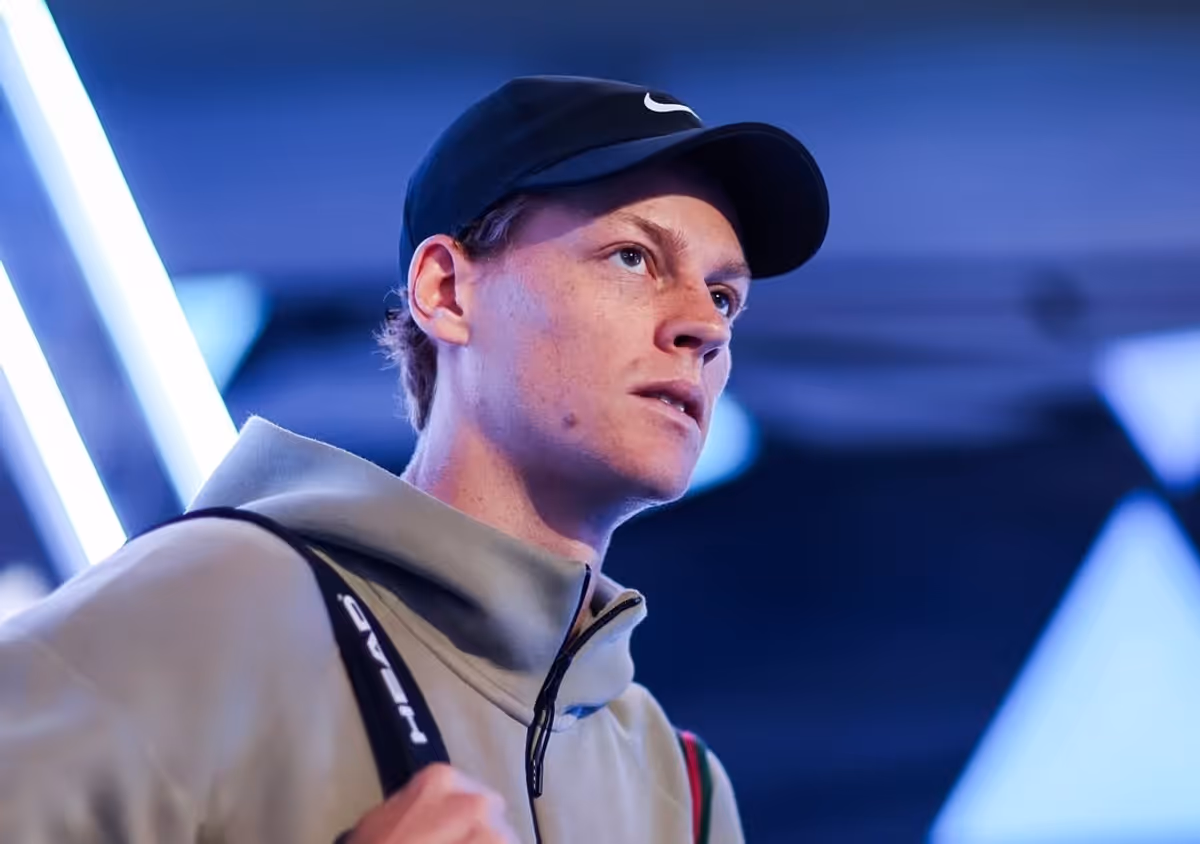 Jannik Sinner se retire du tournoi de Cincinnati en raison d'une blessure au genou, suscitant des inquiétudes pour l'US Open