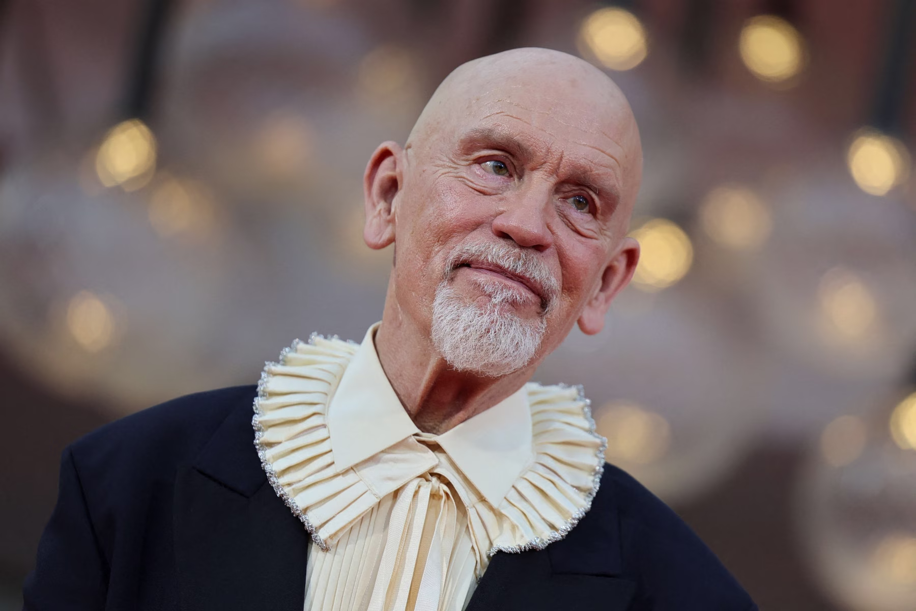John Malkovich au tapis rouge de Venise : leçon de style Dior pour hommes