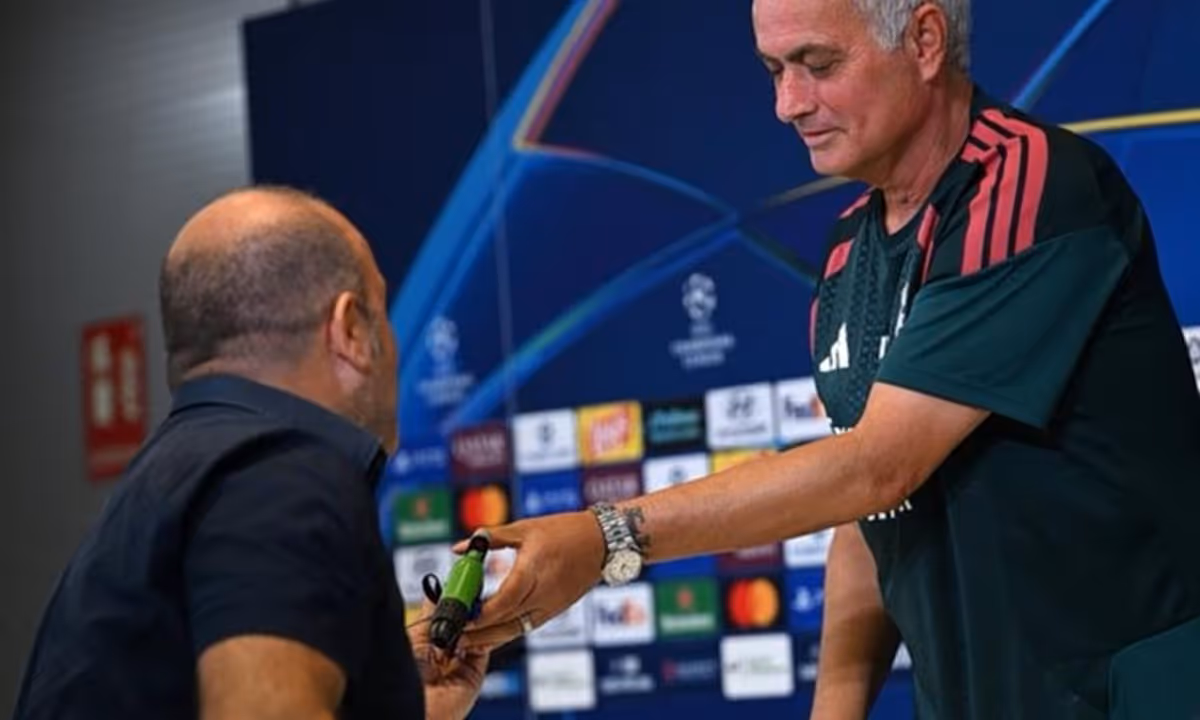 Un journaliste italien offre un arrosoir à José Mourinho lors d’une conférence de presse