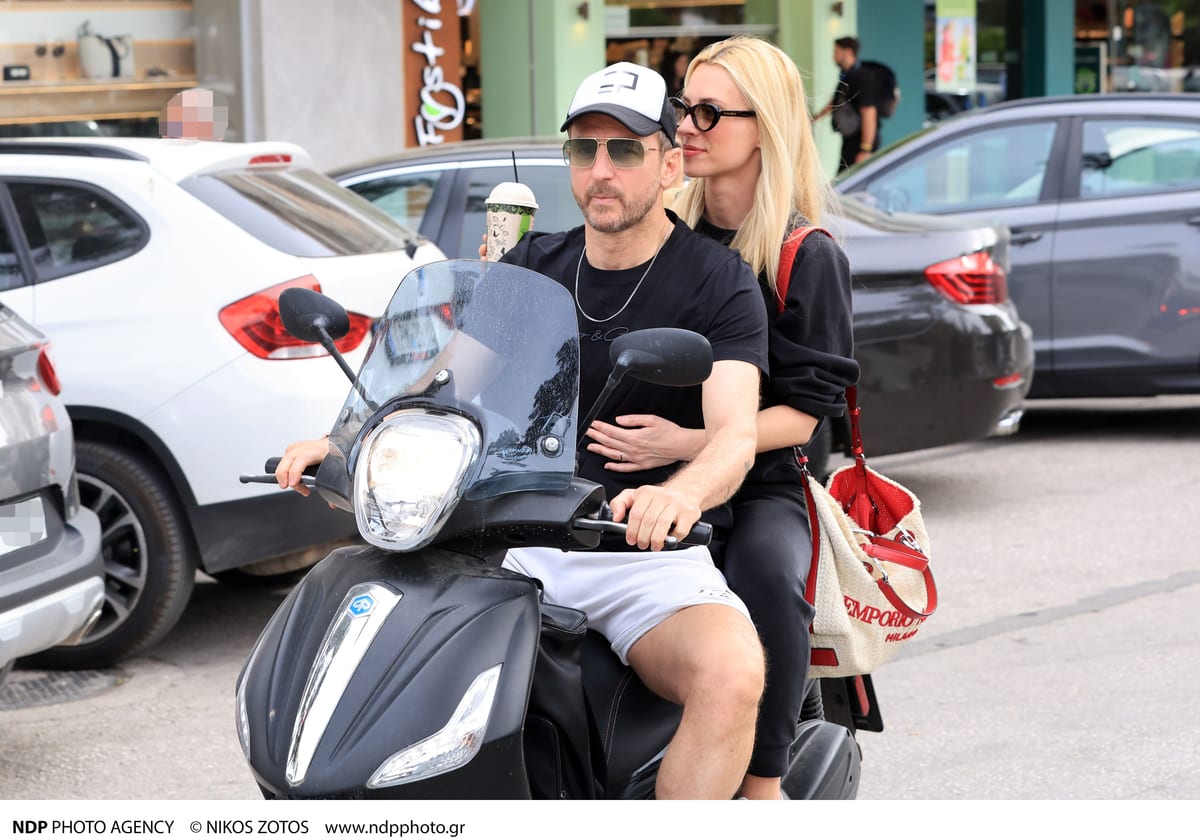 Kostas Karafotis Célèbre Son Premier Été en Tant que Père avec Sa Fille