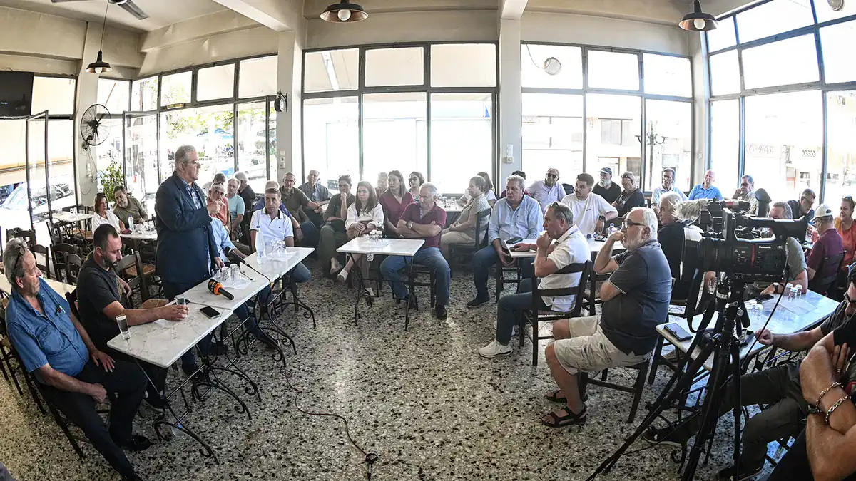Dimitris Koutsoumpas, secrétaire général du KKE, a rencontré le 11 septembre 2026 des agriculteurs et éleveurs à Atalanti en Phthiotide. Il a exprimé le soutien total du parti aux revendications des producteurs, dénoncé les poursuites syndicales et le coût élevé de production, et présenté la proposition politique du KKE pour l’agriculture grecque.