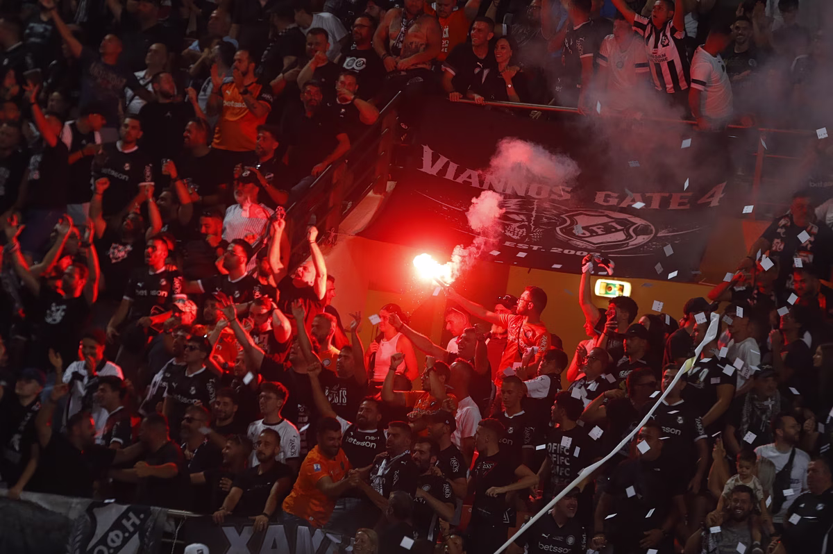 La Ferveur des Supporters de l'OFI Illumine la Crète Après la Victoire en Supercoupe