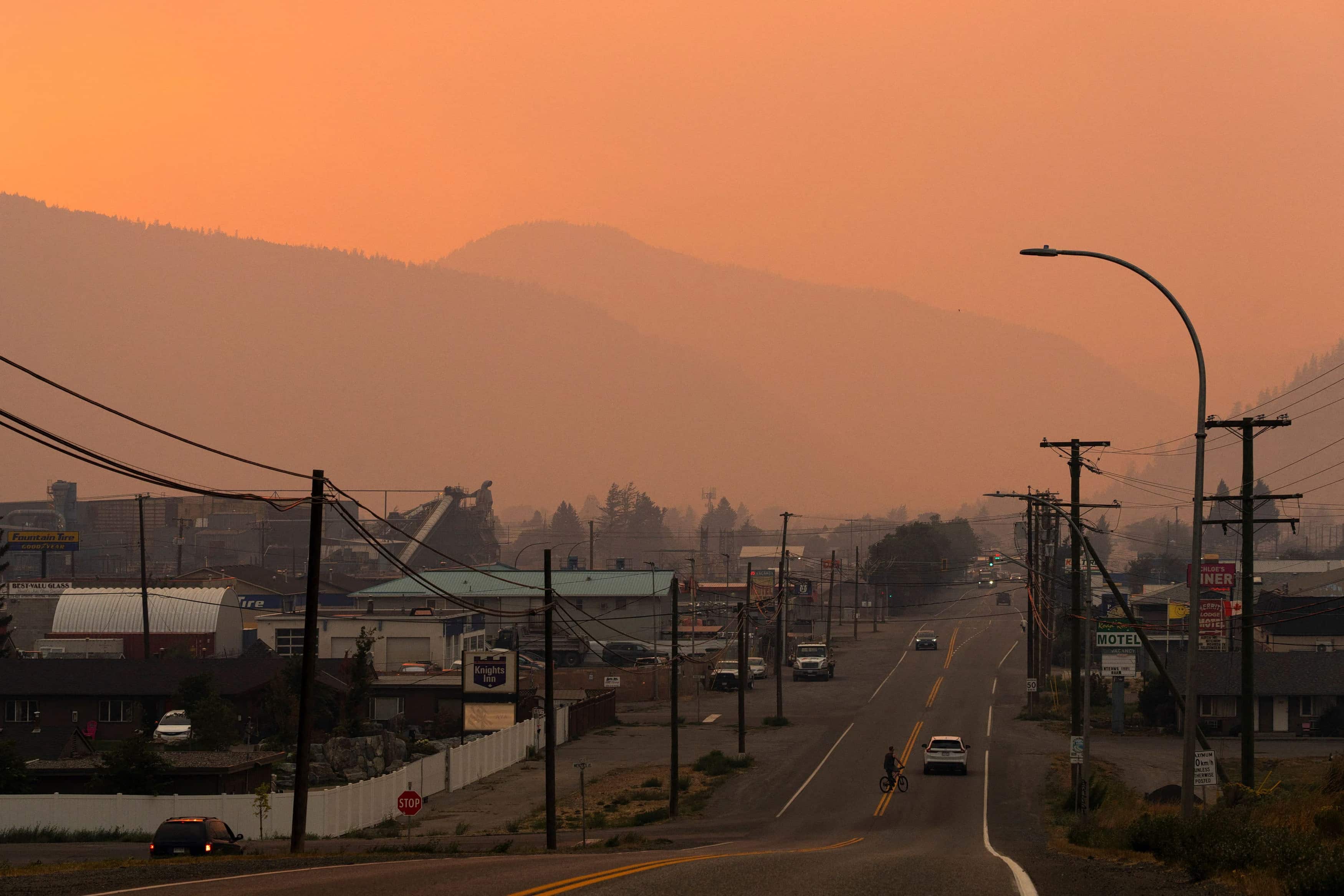 La fuite face aux flammes : le Canada occidental en état d'urgence face aux incendies