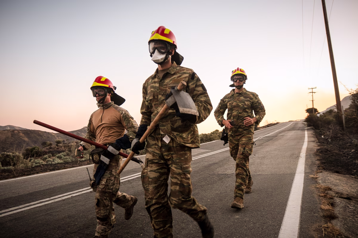 La Grèce se distingue par une forte proportion de pompiers professionnels, selon Eurostat