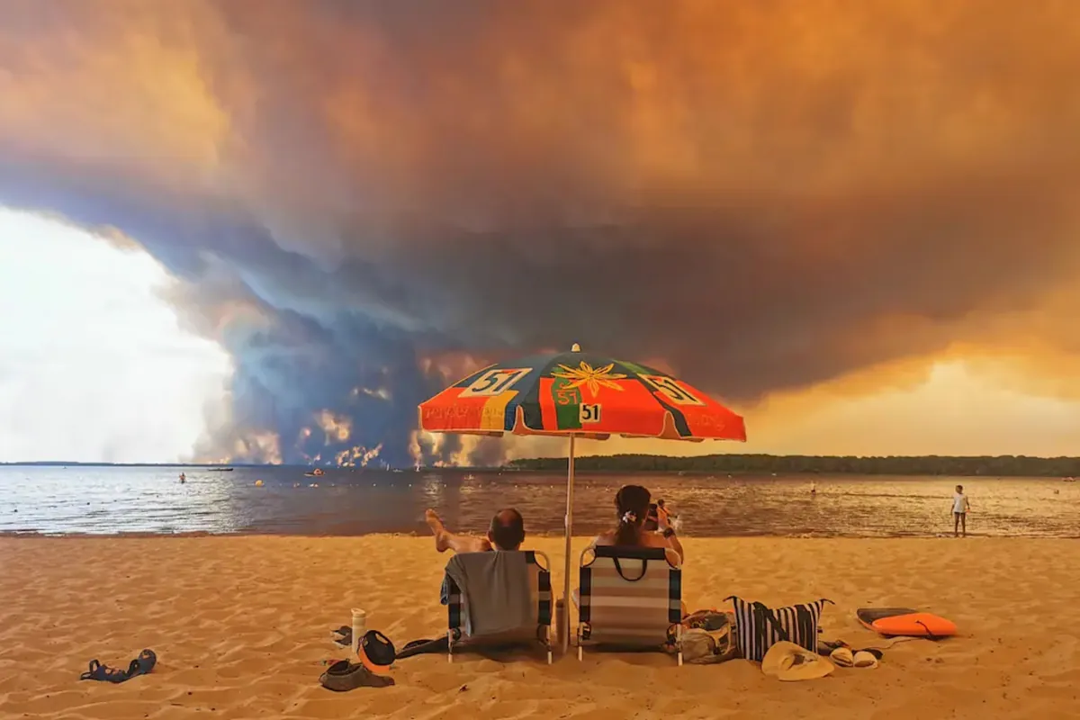 La photo virale d'un couple face aux incendies en Gironde : un symbole de l'inaction climatique ?
