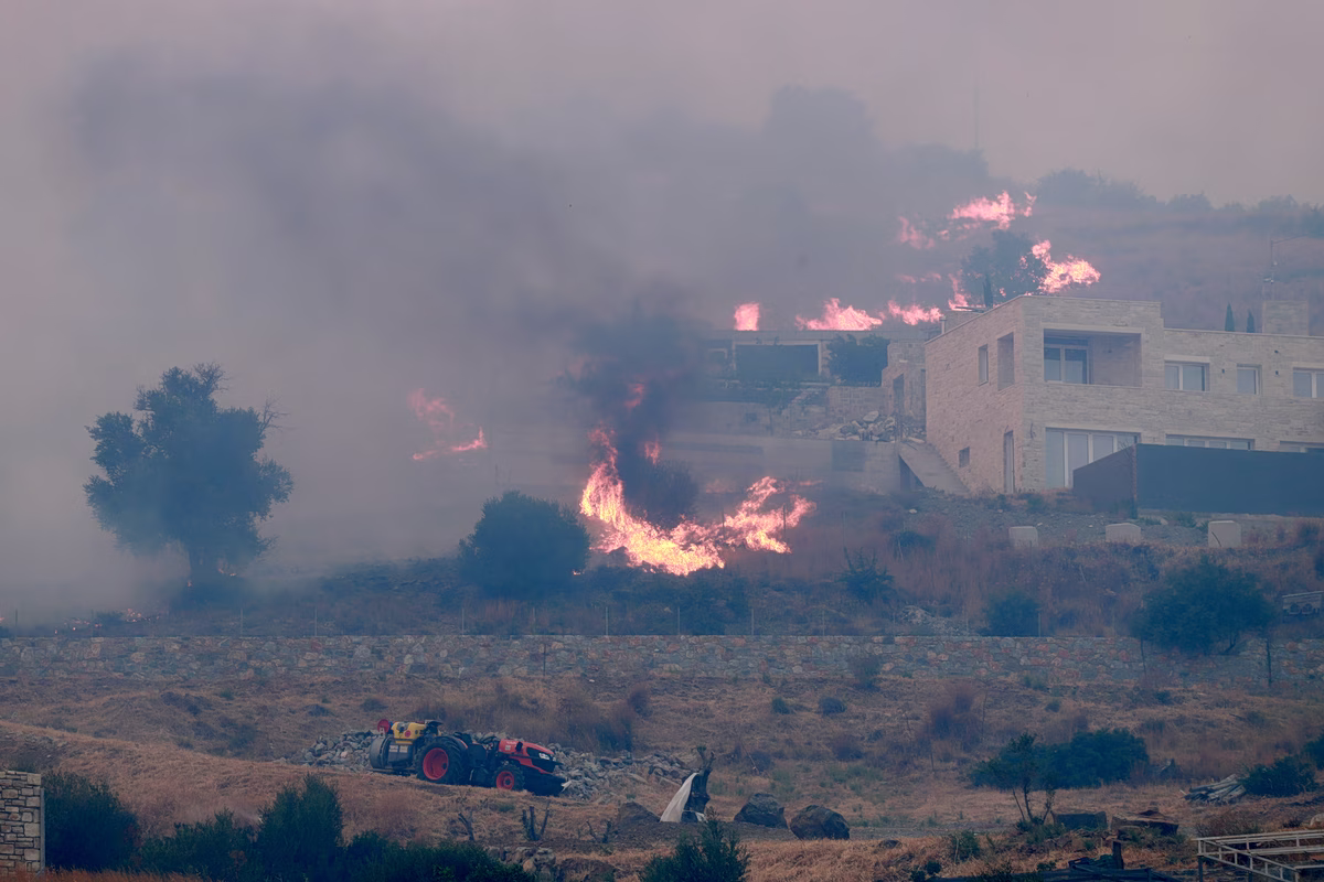 La situation des incendies s'améliore à Andros et Kalymnos, tandis que la lutte contre les reprises se poursuit à Paros
