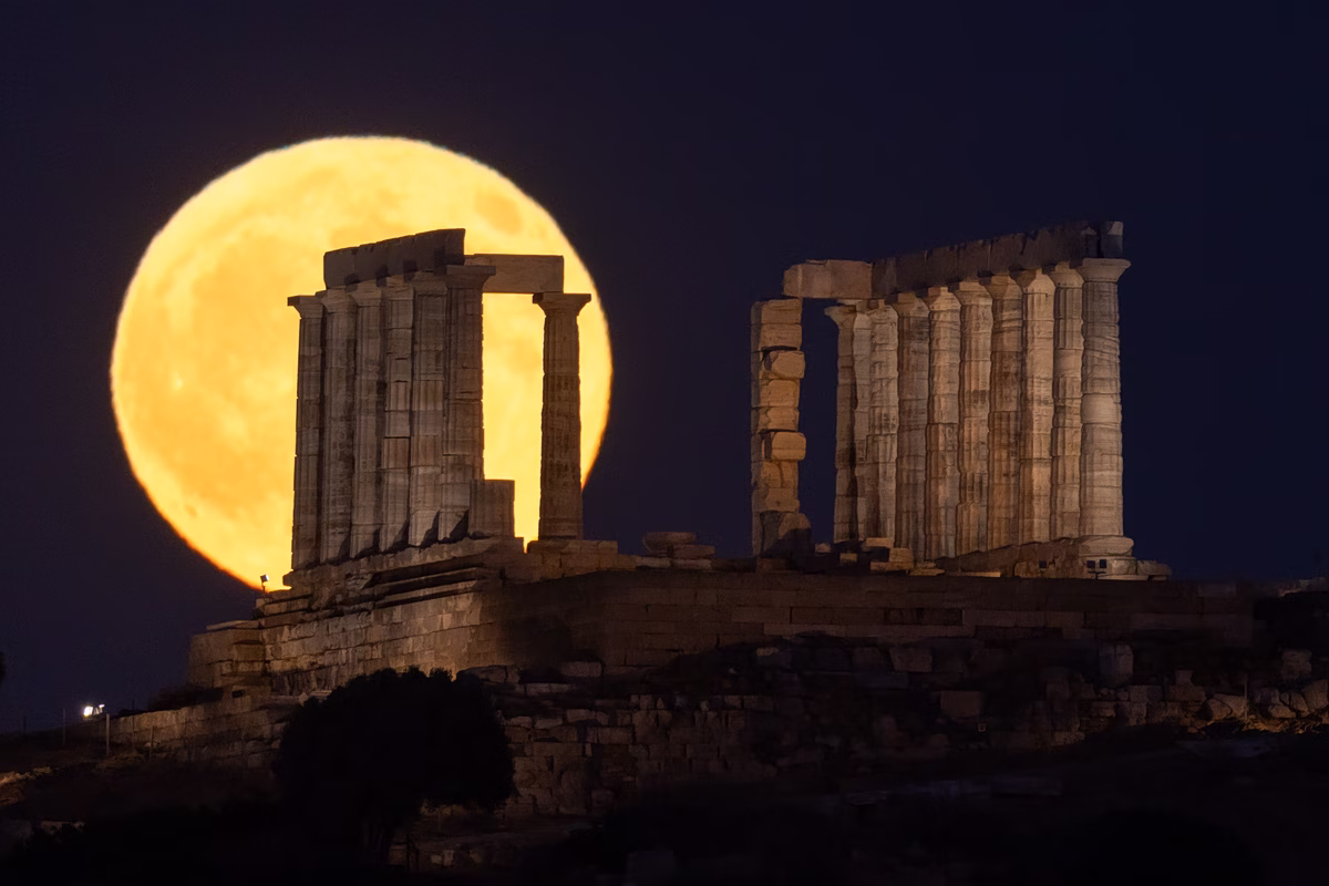 La Splendeur de la Pleine Lune du Cerf Rouge Éclaire le Ciel Nocturne
