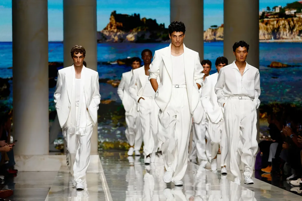 La tendance émergente du pantalon masculin : l'influence du style "sac en papier"