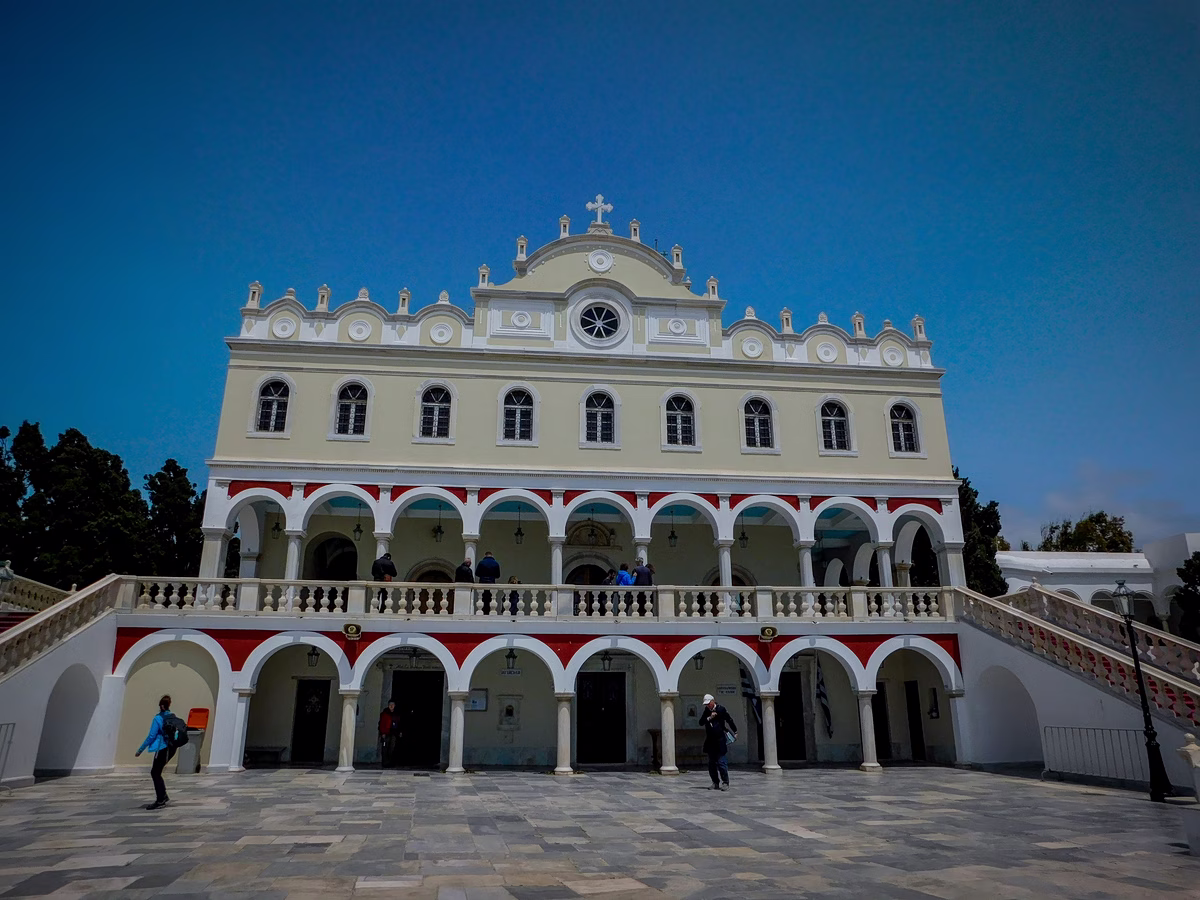 La Vierge de Tinos: Un Pèlerinage Historique et Spirituel Ancré dans la Conscience Collective Grecque