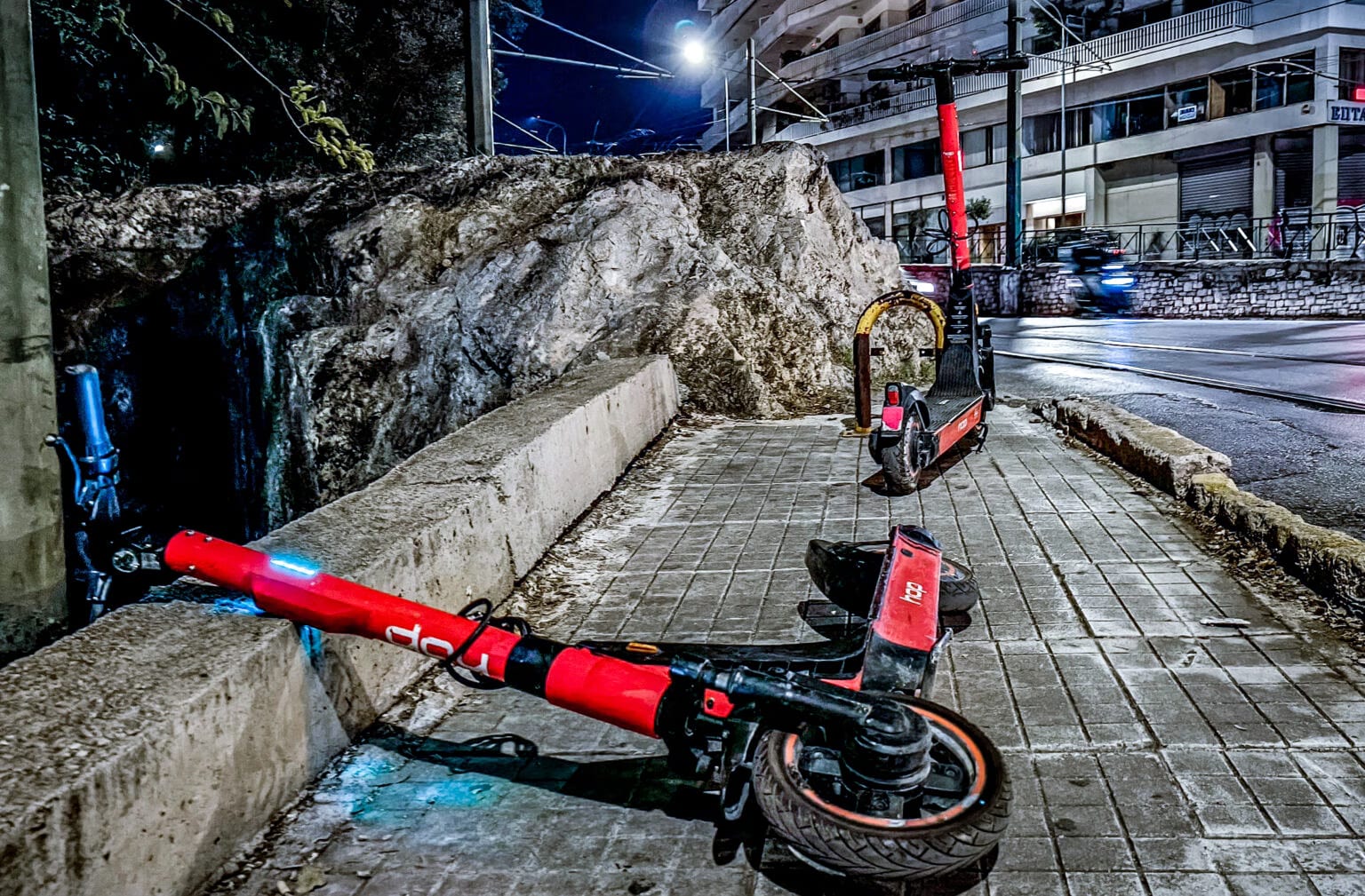 Larissa : Un homme hospitalisé après une chute de trottinette électrique, son état s'améliore