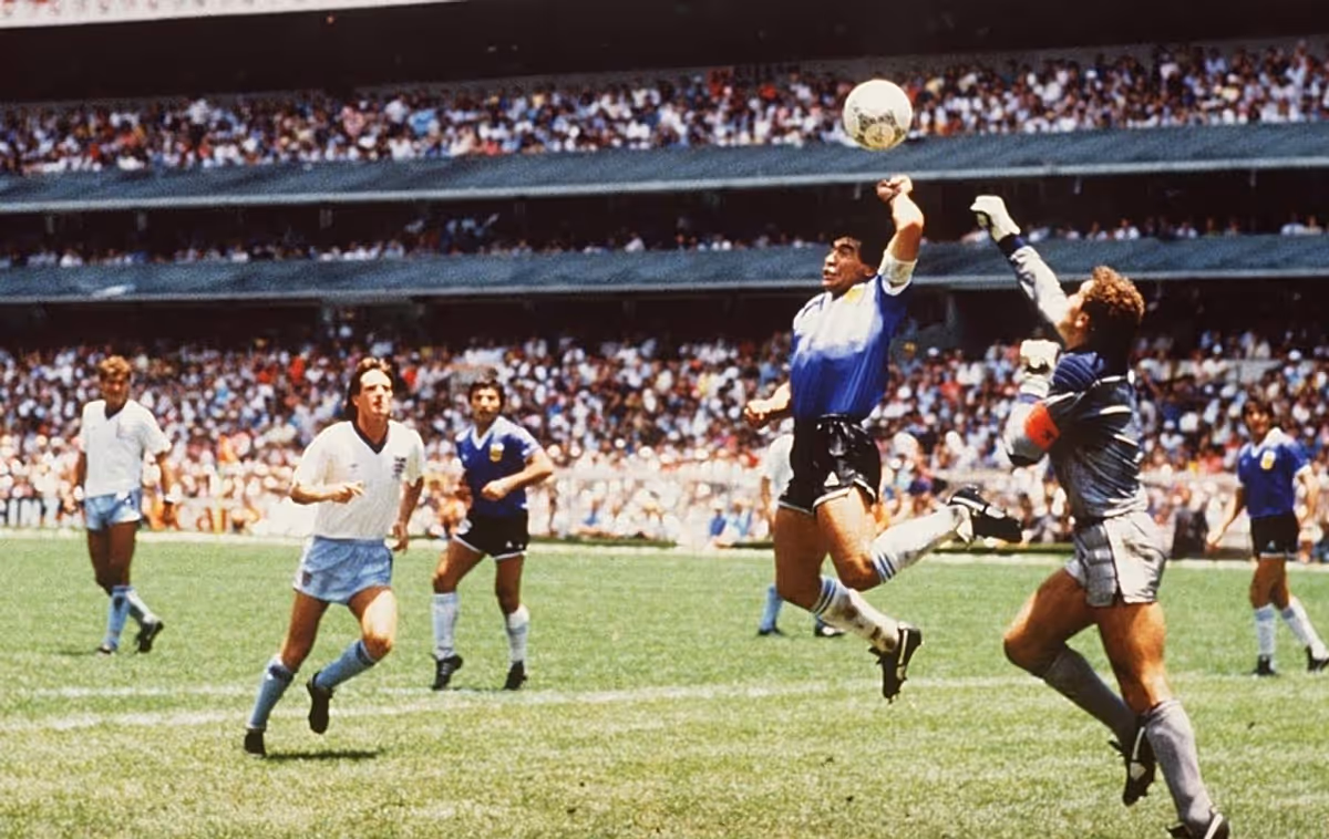 Le Ballon du 'Main de Dieu' de Maradona Mis aux Enchères, Évalué à Plus de 10 Millions de Dollars