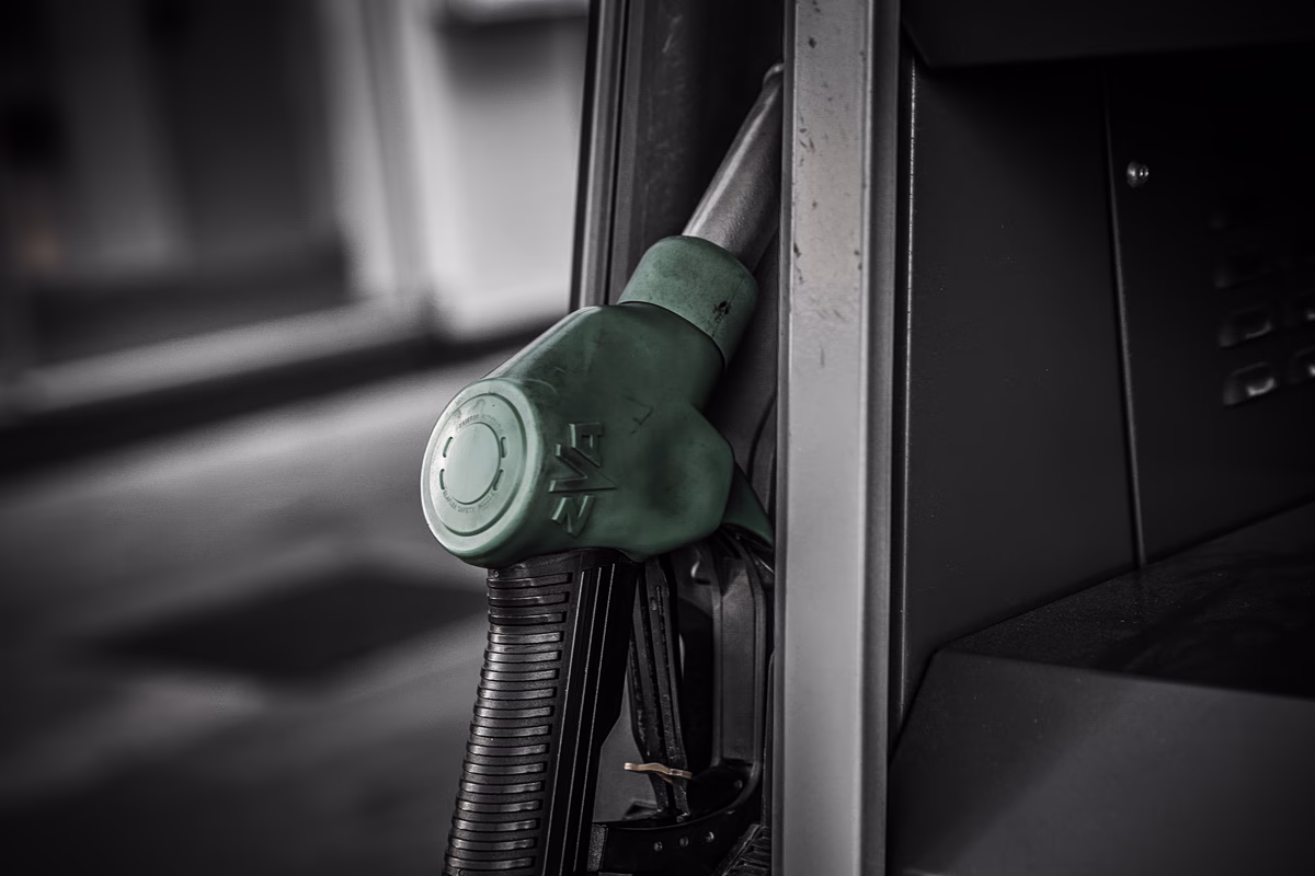 Le carburant frôle de nouveau les 2 € : l'efficacité des subventions en question