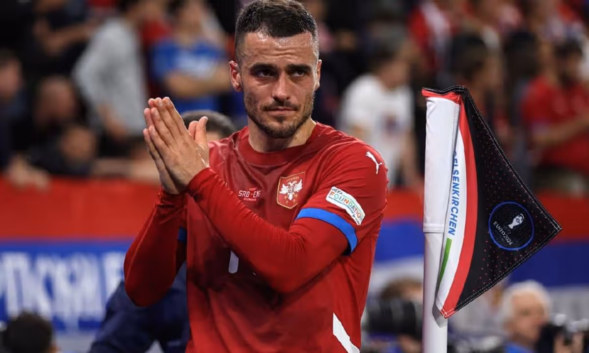 Le dilemme de Filip Kostić : L'AEK Athènes face au PSV Eindhoven
