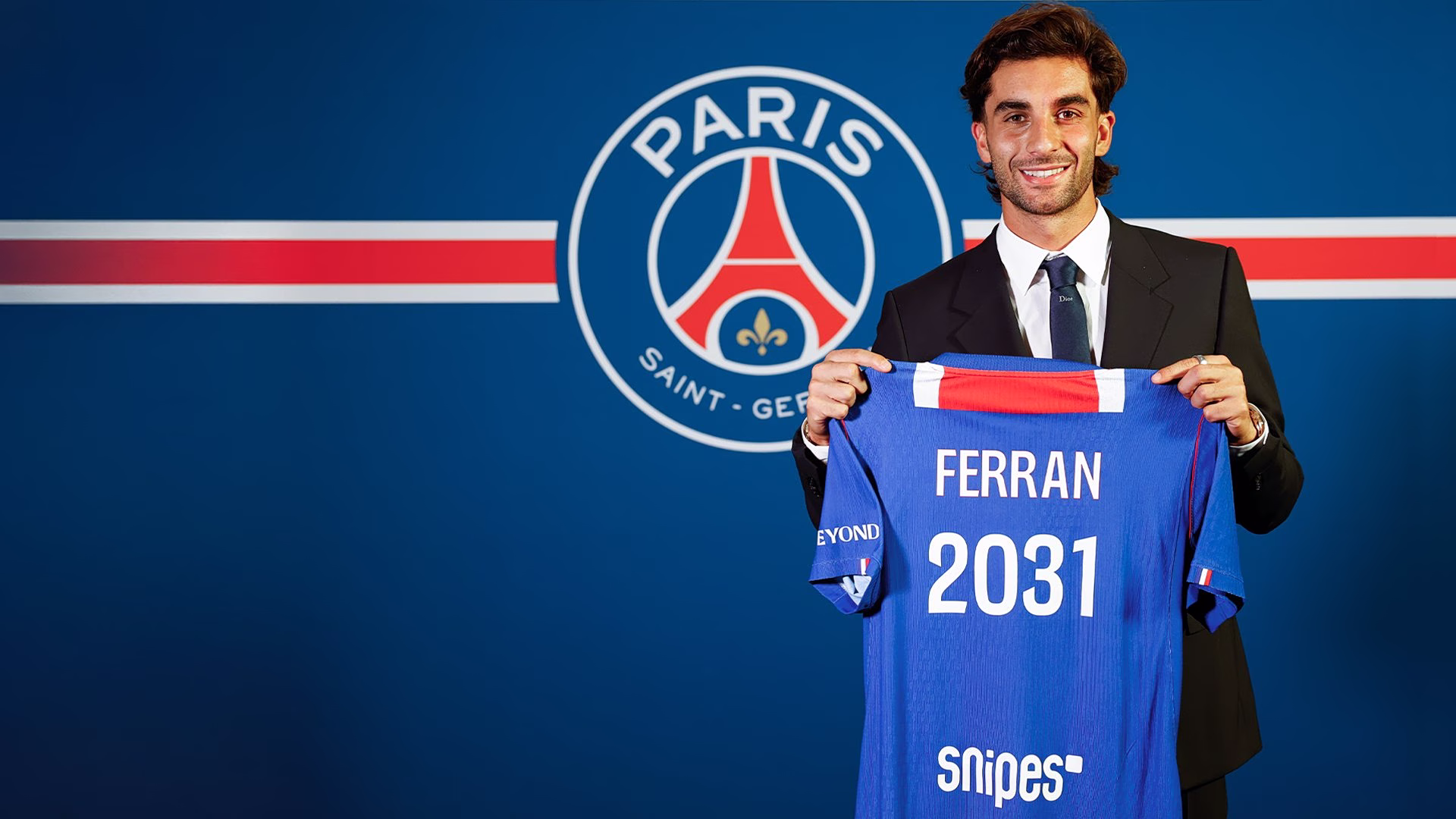 Le Paris Saint-Germain officialise l'acquisition de Ferran Torres