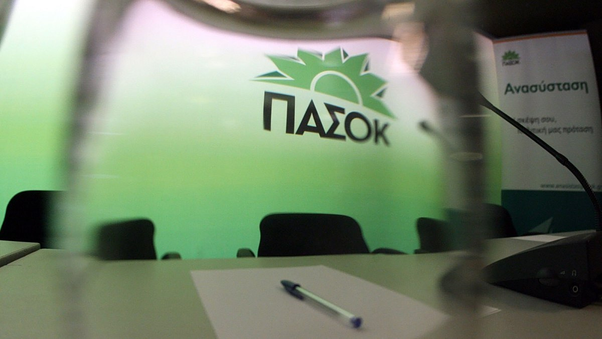 Le PASOK intensifie ses critiques envers Tsipras, l'accusant de collusion avec des intérêts particuliers