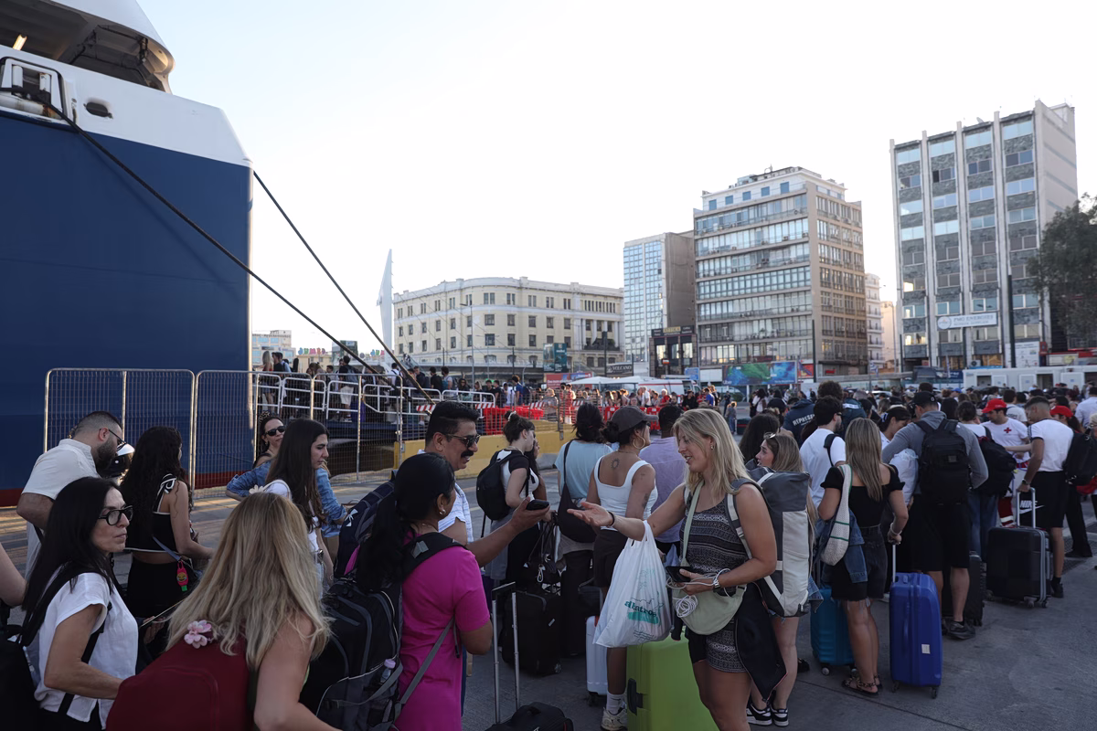 Le Pirée : Des milliers de voyageurs partent pour les îles, des perturbations suite à l'annulation d'un itinéraire