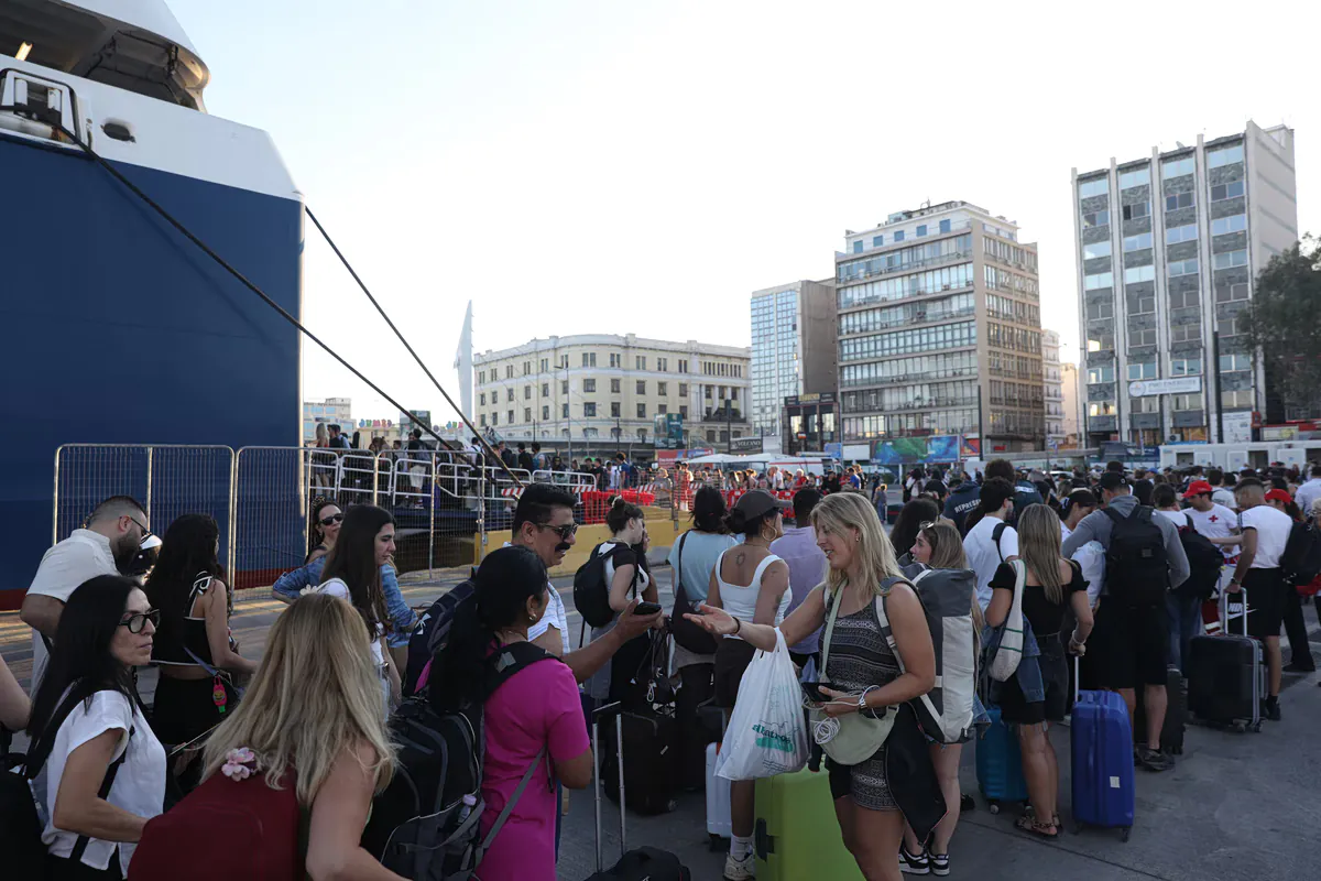 Le Pirée : Des milliers de voyageurs partent pour les îles, des perturbations suite à l'annulation d'un itinéraire