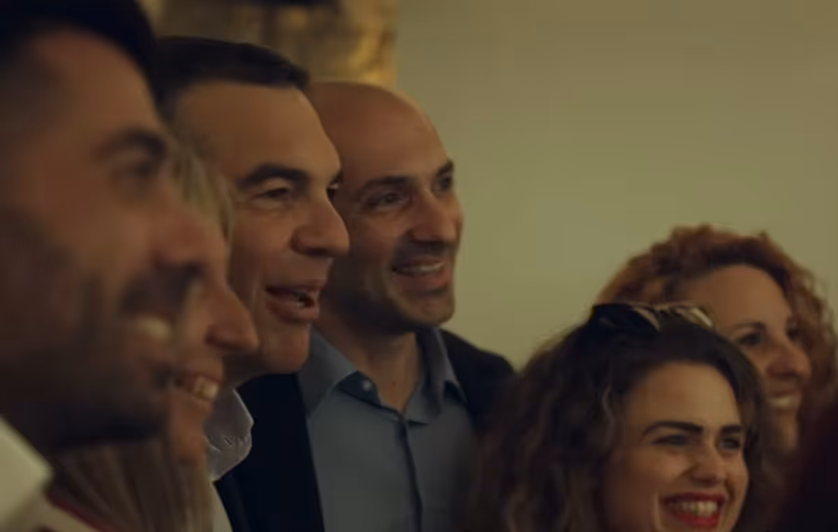 Le premier volet du documentaire politique d'ELAS, narré par Alexis Tsipras, explore la signification de la politique