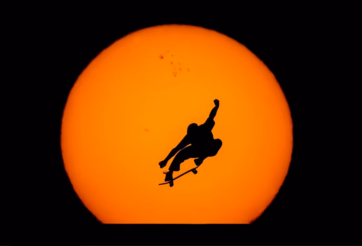 Le Skateboarder Olympique Danny León Réalise un Saut Spectaculaire Lors de l'Éclipse Solaire