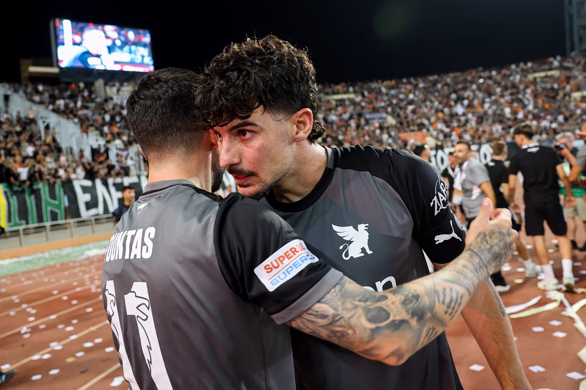 Les joueurs de l'OFI célèbrent leur victoire en Super Coupe avec Konstantinos Argiros