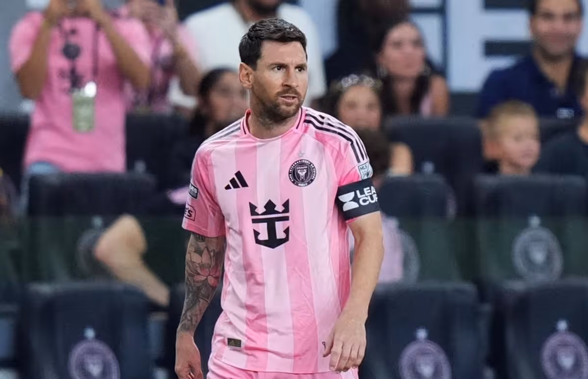 Lionel Messi Fait Son Retour Sur le Terrain Après le Décès de Son Père et Reçoit un Accueil Chaleureux