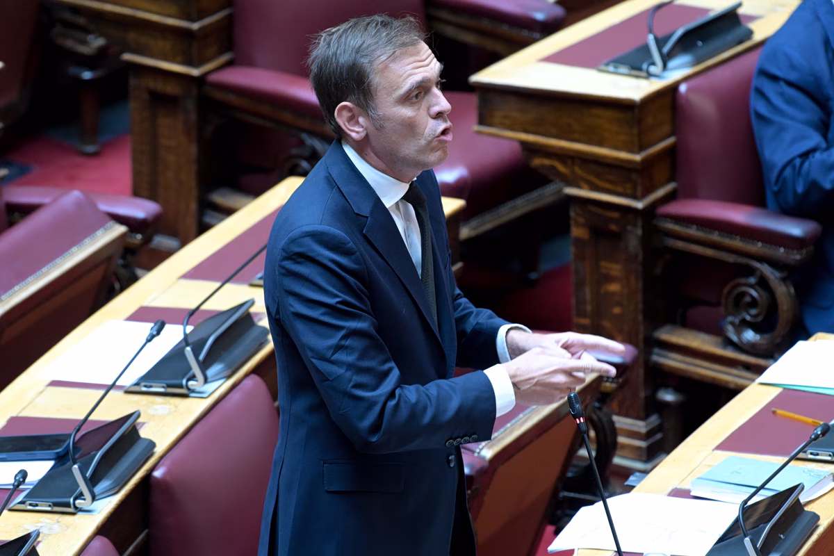 Mantzos répond à Mitsotakis après la DEΘ : critiques sur l'acceptation de Dimitriadi à ND