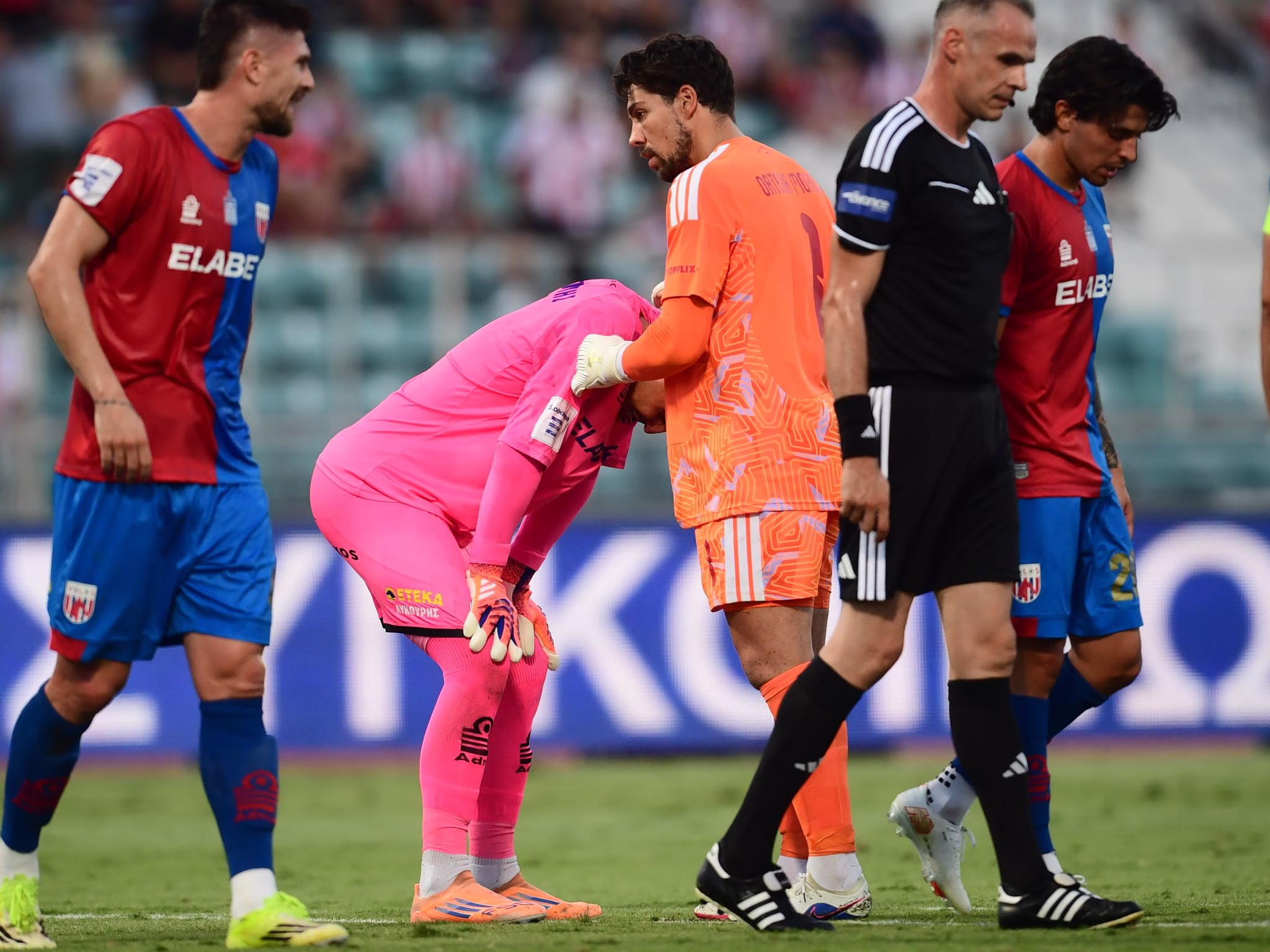 Marios Siampanis en larmes après avoir blessé Ayoub El Kaabi