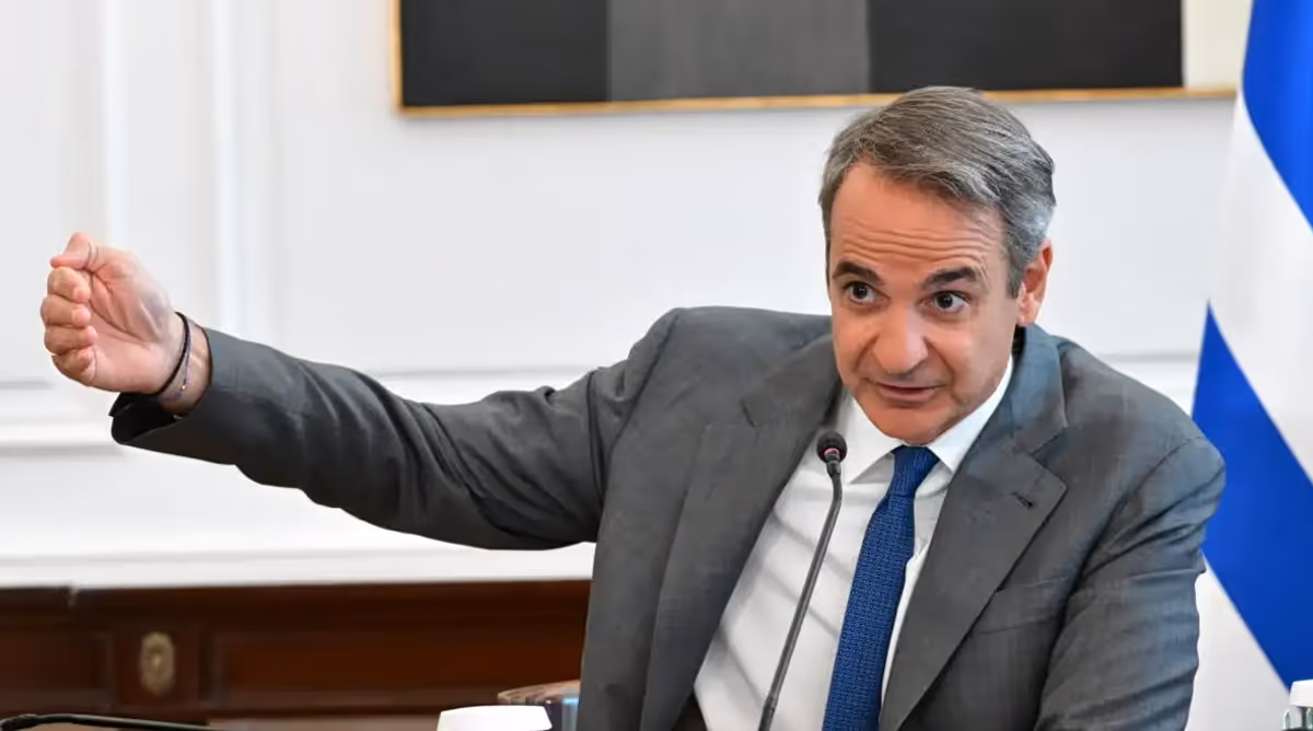 Mitsotakis face à des défis politiques: Réponse aux défections et à la compétition électorale