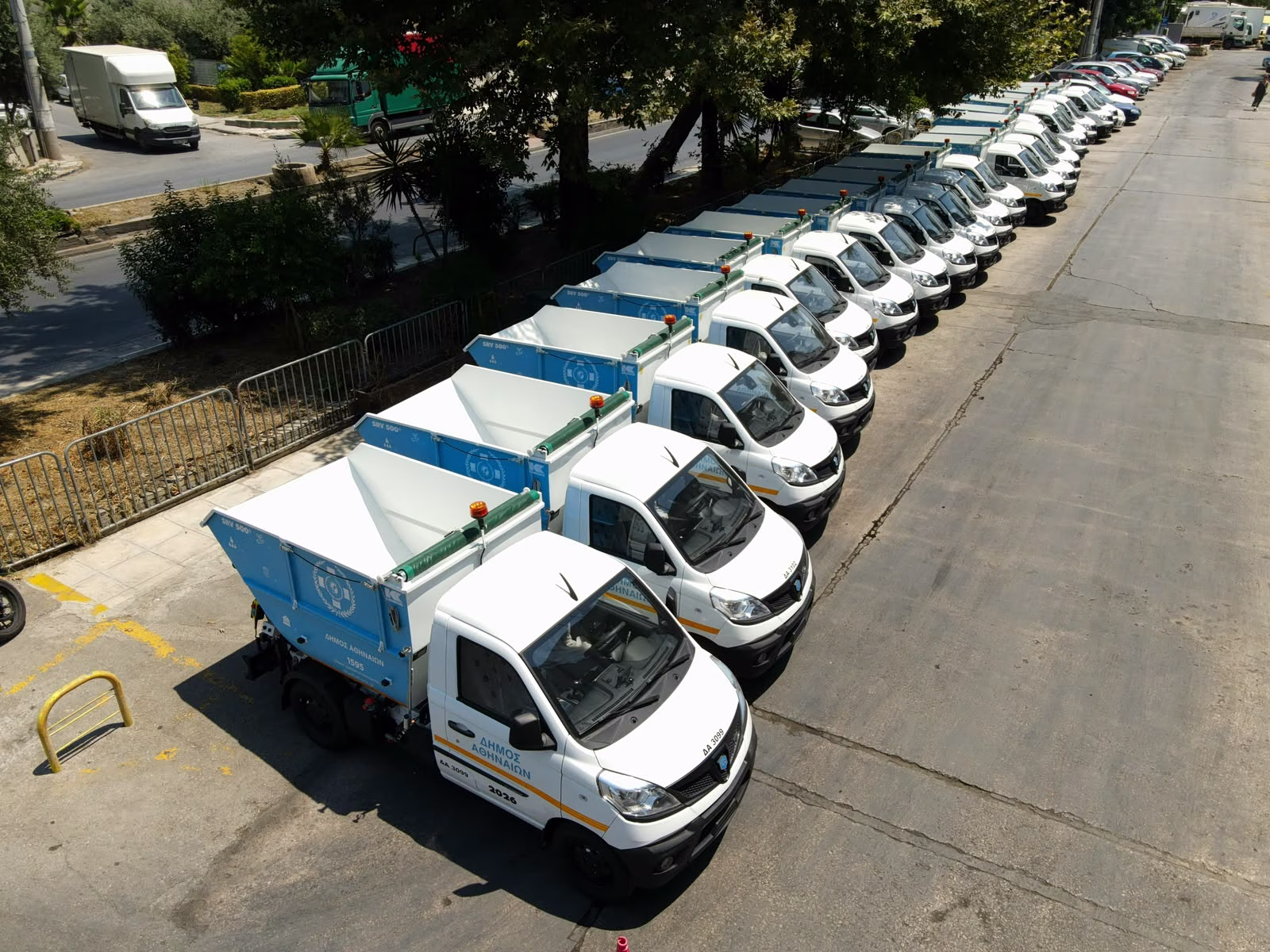 La Municipalité d'Athènes Renforce sa Flotte de Nettoyage avec 20 Nouveaux Camions à Ordures Compacts