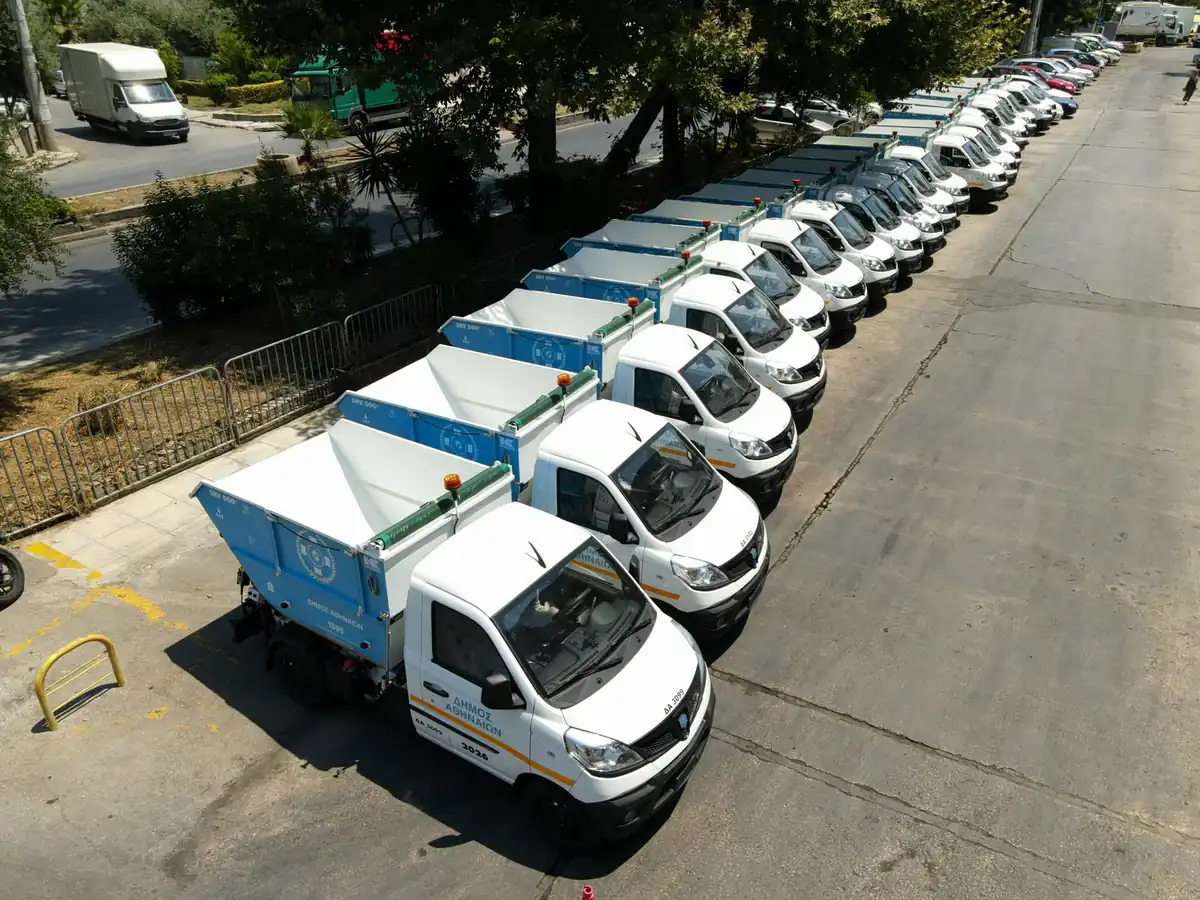 La Municipalité d'Athènes Renforce sa Flotte de Nettoyage avec 20 Nouveaux Camions à Ordures Compacts