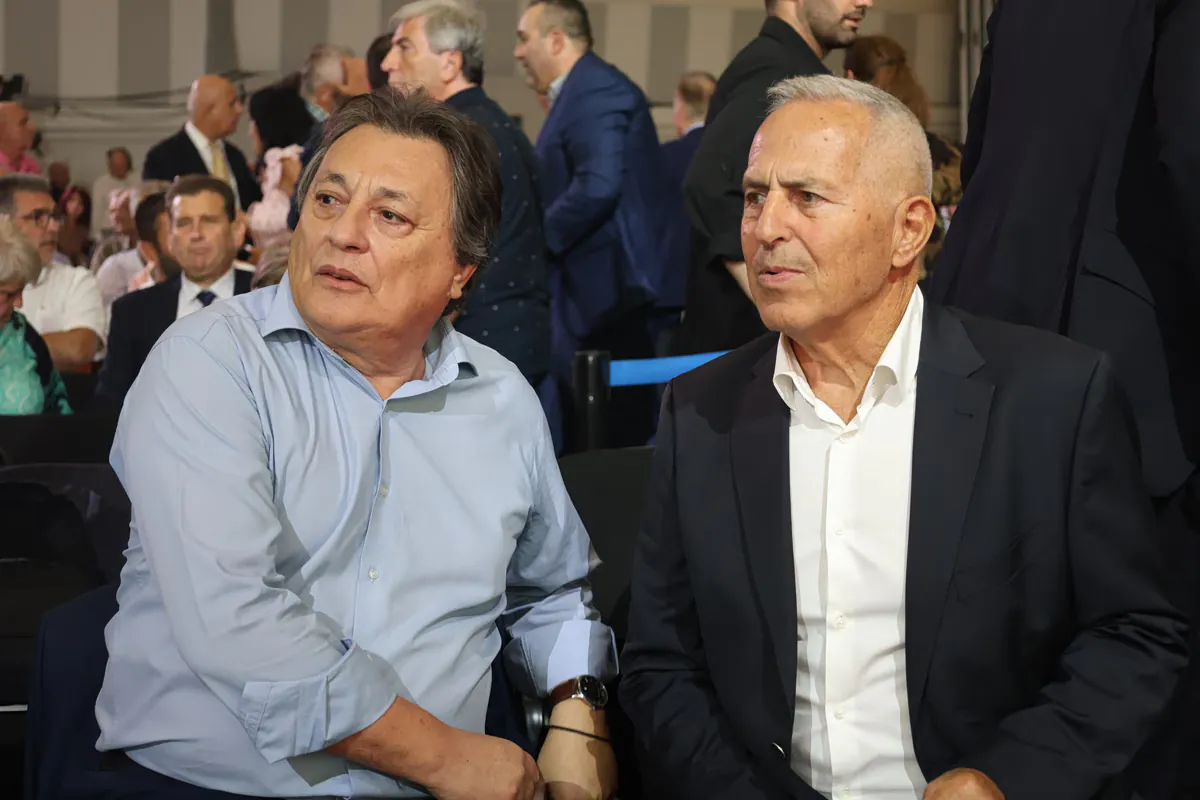 Les députés indépendants Apostolakis et Avlonitis assistent à l’allocution d’Androulakis à la 90e TIF