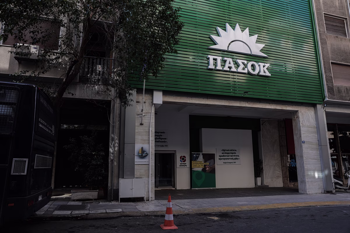Le PASOK critique les promesses de Mitsotakis sur les prix de l'électricité en gros
