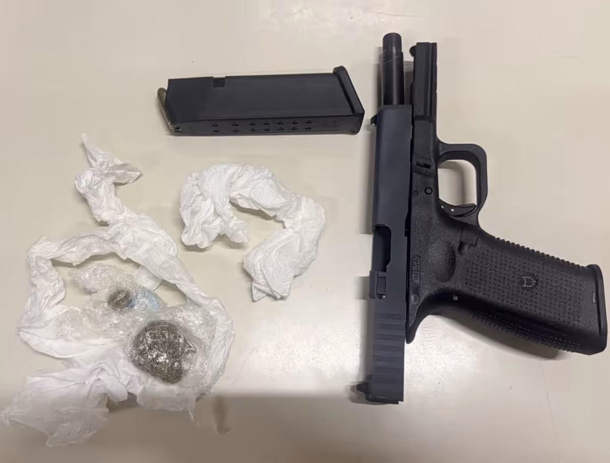 Patras : un homme arrêté avec une arme chargée et des stupéfiants lors d’une descente policière
