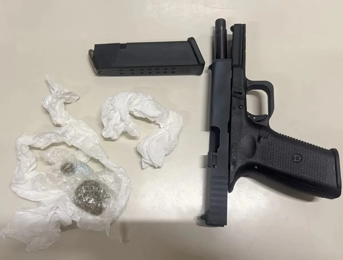 Patras : un homme arrêté avec une arme chargée et des stupéfiants lors d’une descente policière