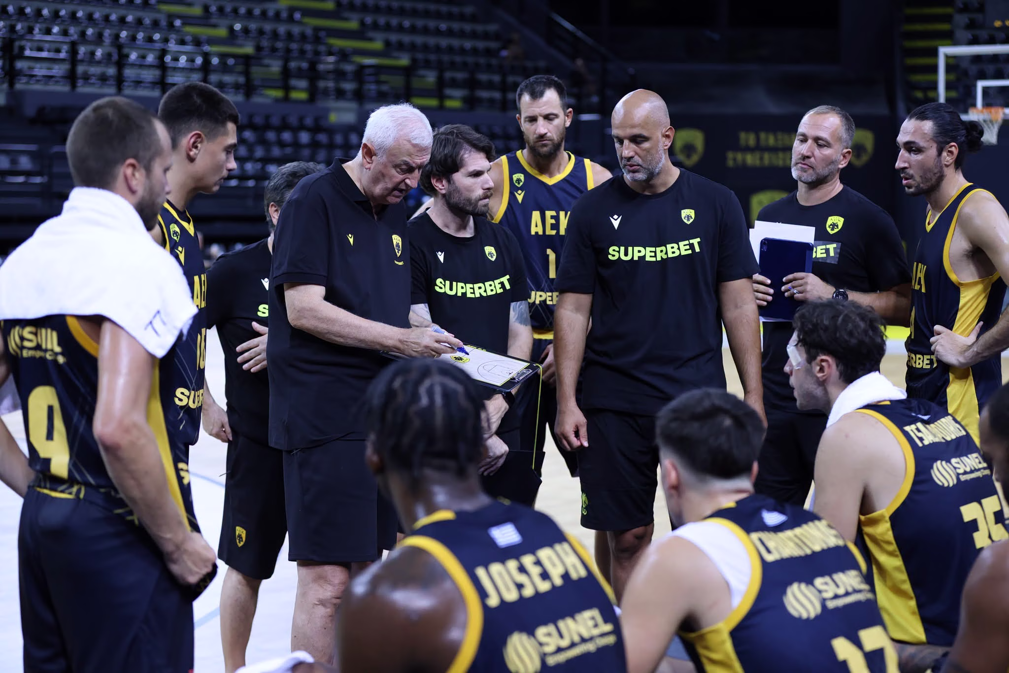 Les physiothérapeutes de l'AEK sauvent une femme évanouie à l'aéroport El Venizelos