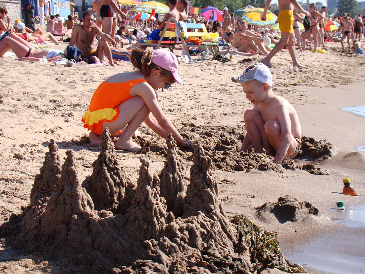 Protéger les Enfants sur la Plage : Prévention de la Déshydratation, des Coups de Chaleur et des Accidents