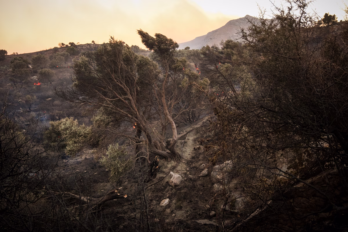 Des rafales de vent atteignant 125 km/h alimentent les incendies dans le sud de Réthymnon