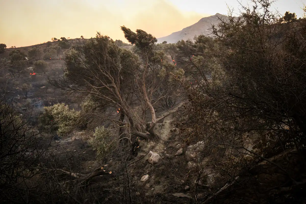 Des rafales de vent atteignant 125 km/h alimentent les incendies dans le sud de Réthymnon