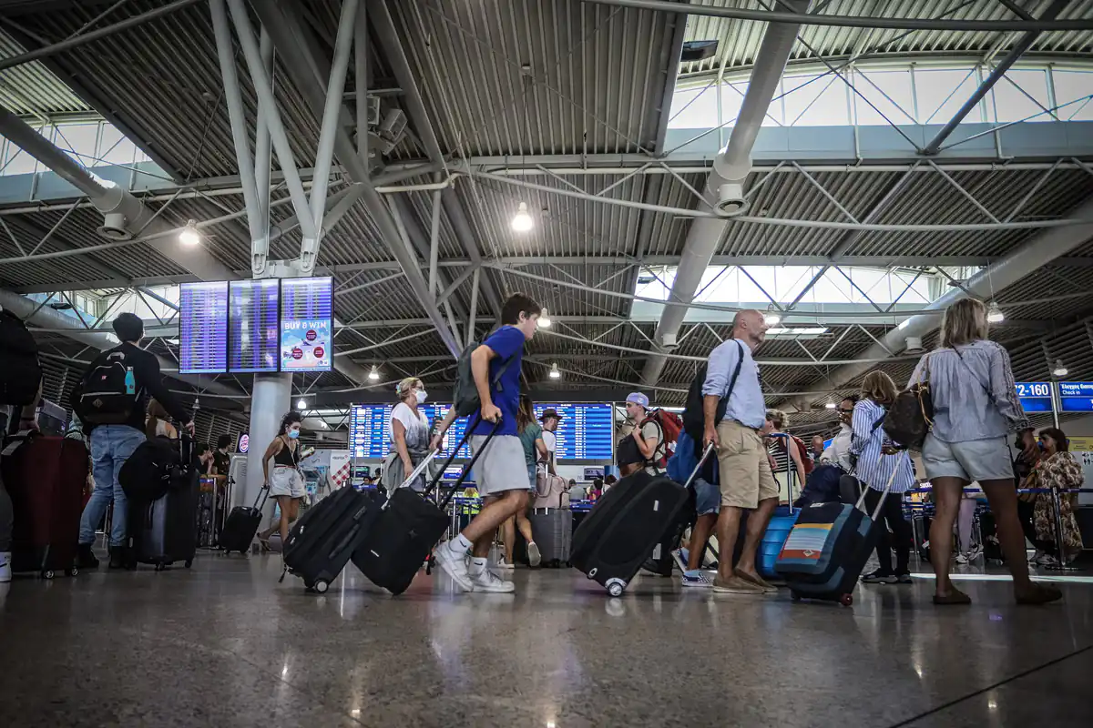 Record de trafic aérien en Europe cet été : hausses contrastées et amélioration des retards
