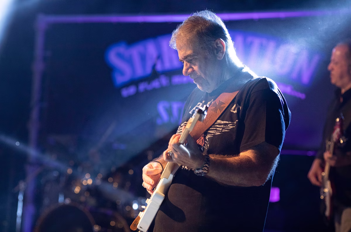 Starovas et Giokarinis unissent leurs talents pour une soirée rock inoubliable à Korydallos