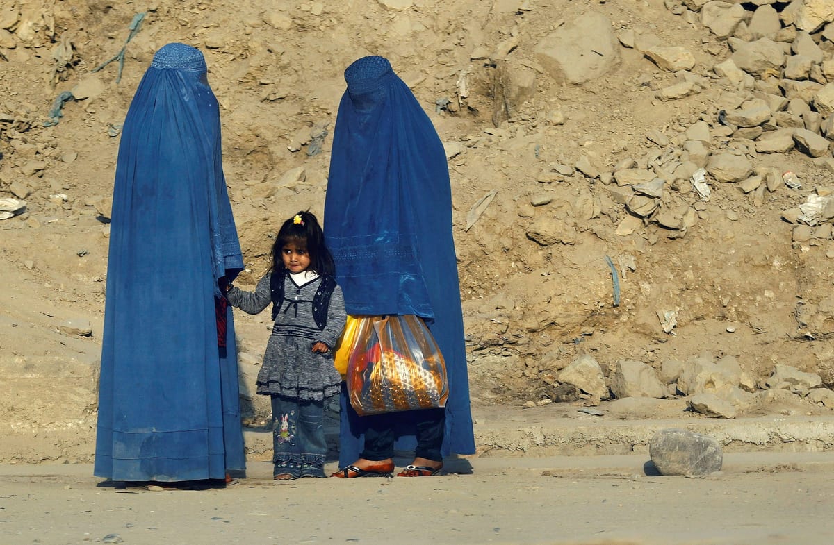 Trois femmes afghanes persistent à étudier malgré les restrictions talibanes
