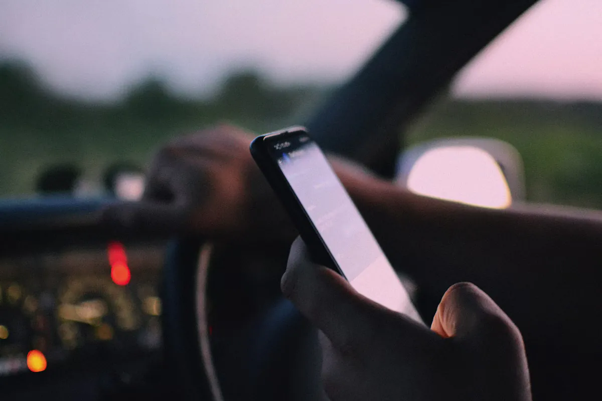 Téléphone et conduite : le danger de la tendance « une seconde »